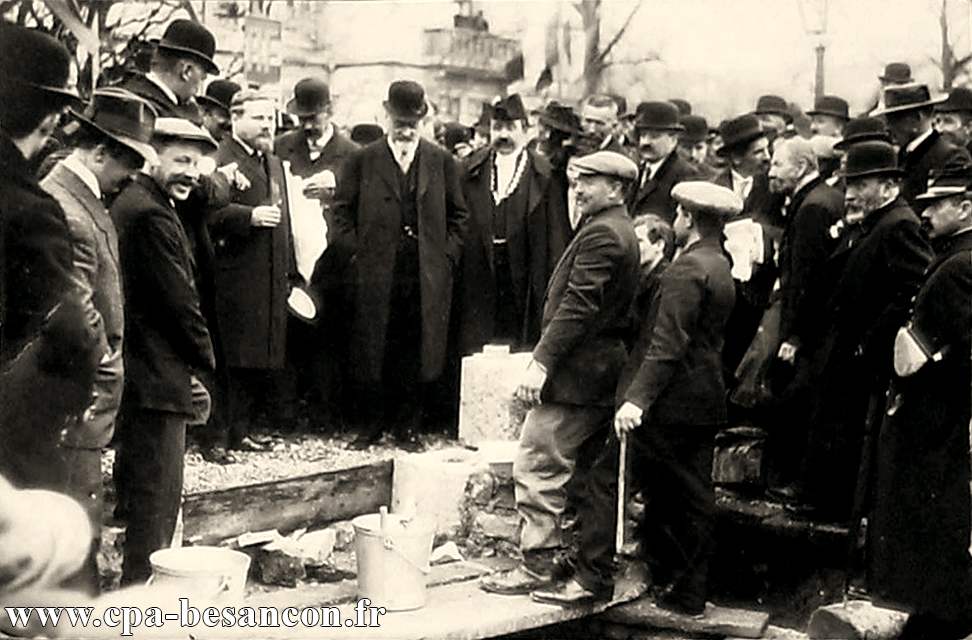 BESANÇON - Pose de la 1ère pierre lors de la construction de la maison de l'agriculture le 8 mars 1914, rue Delavelle, en présence des ministres Maurice Raynaud (1860-1927) et Albert Métin (1871-1918).